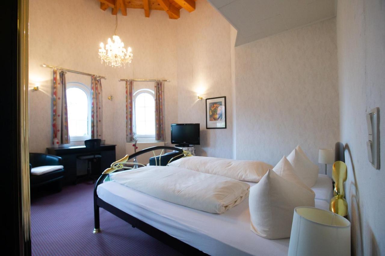 Hotel Schlosshof Dolgesheim Экстерьер фото