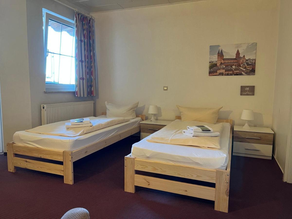 Hotel Schlosshof Dolgesheim Экстерьер фото